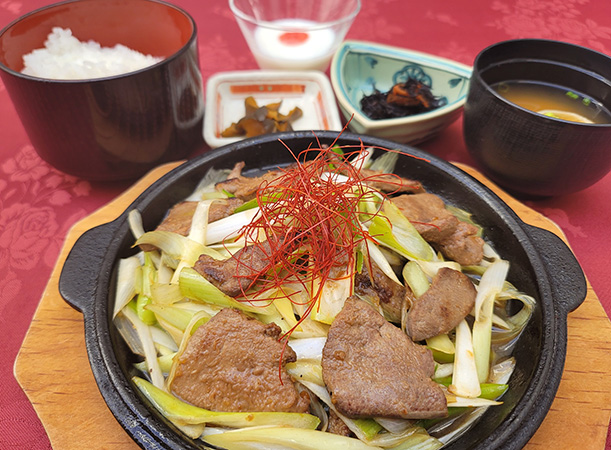 レバーとネギの鉄板焼き